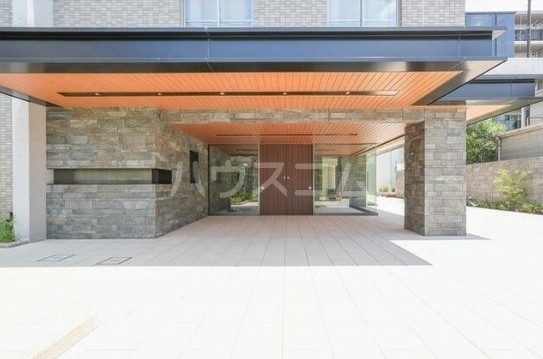 16/23 エントランス