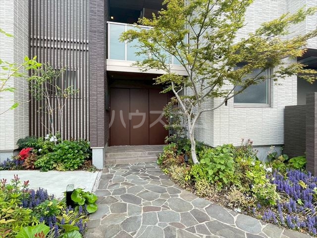 28/30 エントランス