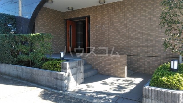 21/30 エントランス