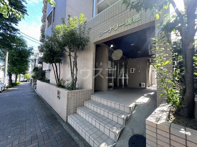 25/29 エントランス