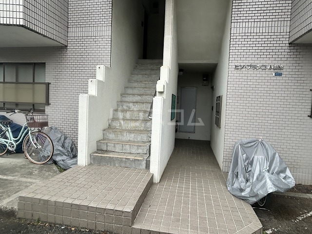 28/30 エントランス