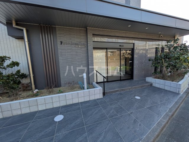 27/30 エントランス