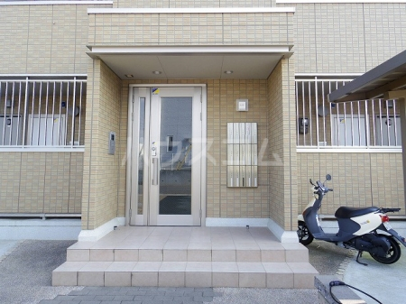 27/30 エントランス