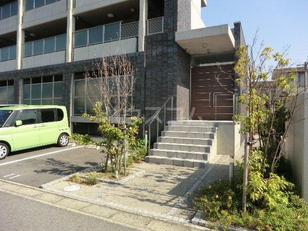 23/30 エントランス