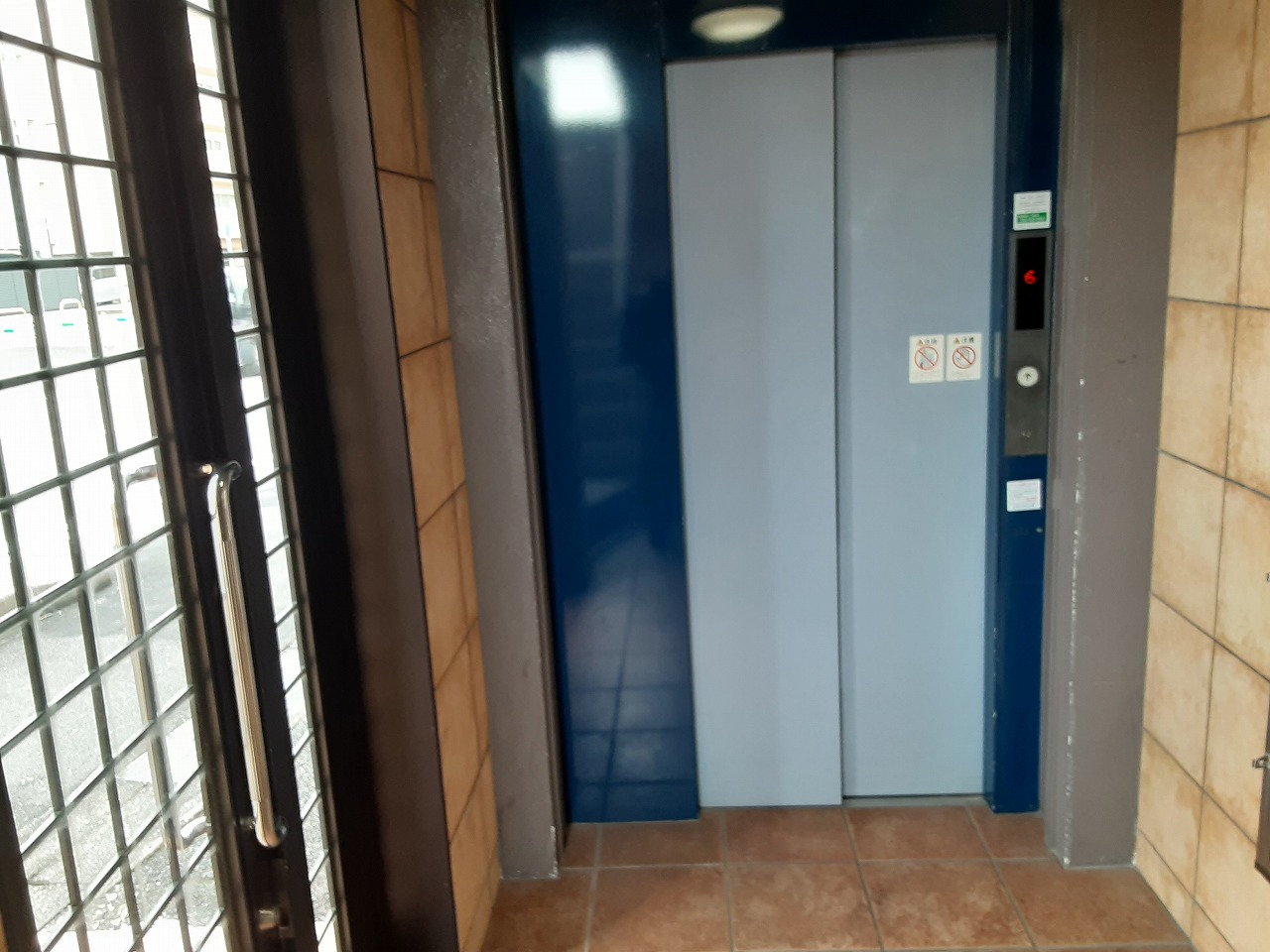 23/28 エントランス