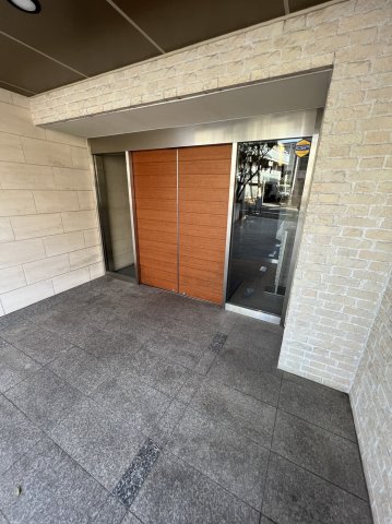 21/22 エントランス