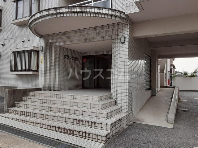 24/30 エントランス