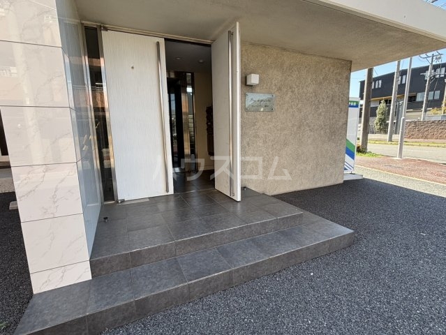 23/28 エントランス