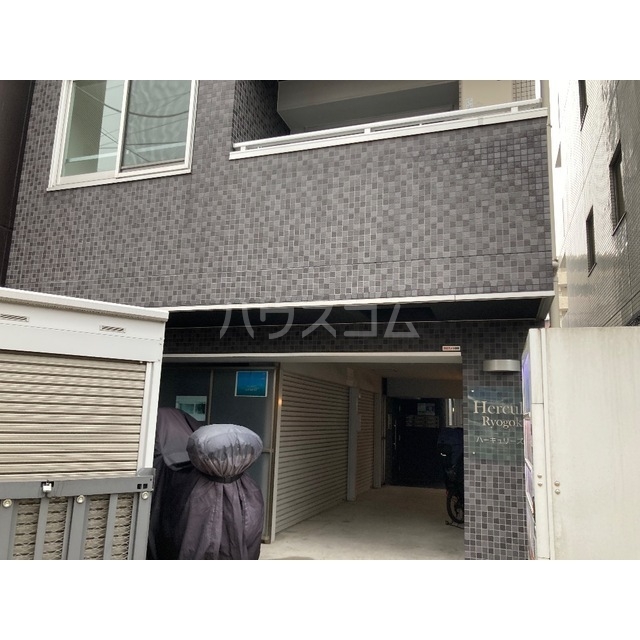 22/28 エントランス