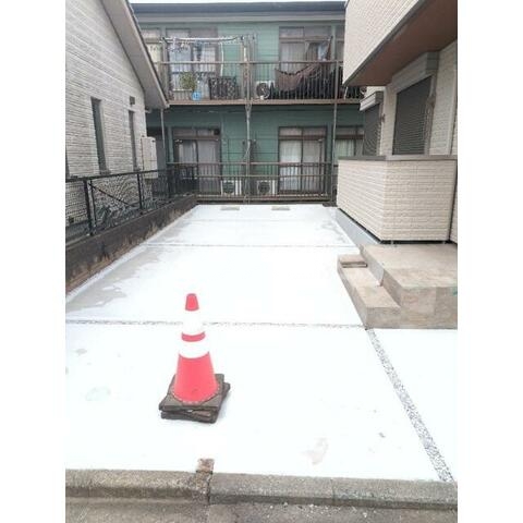 27/30 駐車場