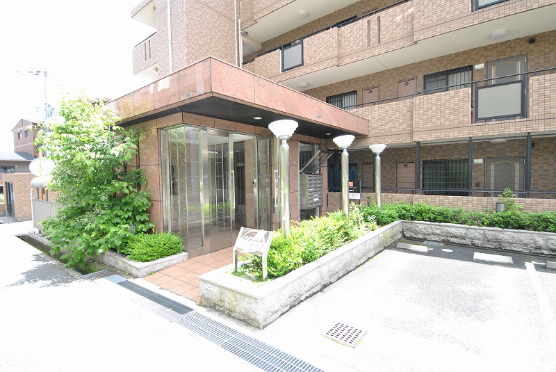 24/30 エントランス