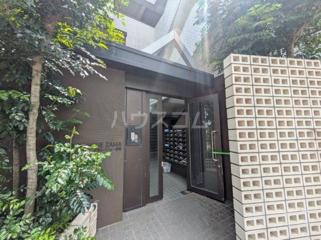 22/30 エントランス