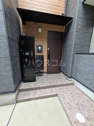 23/28 エントランス