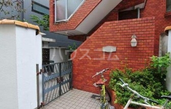 23/25 エントランス