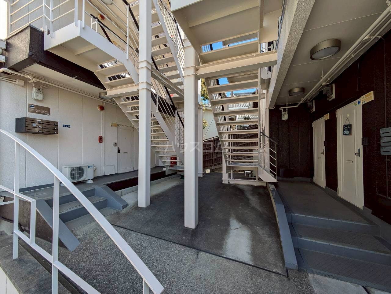 23/30 エントランス