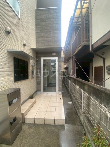 19/27 エントランス