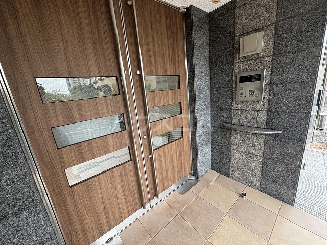 23/30 エントランス