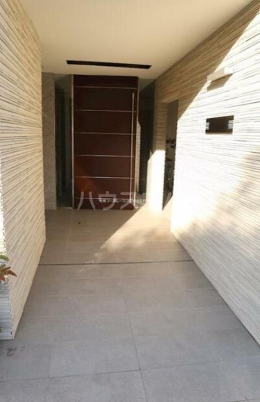 24/30 エントランス