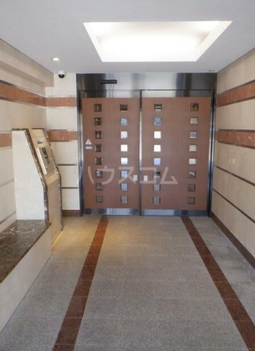 18/26 エントランス