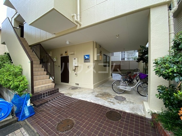 16/20 エントランス