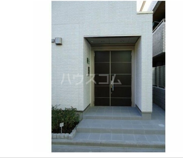 13/18 エントランス