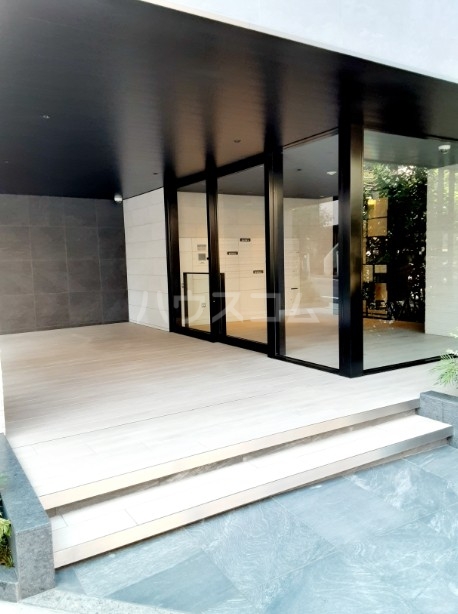 24/30 エントランス