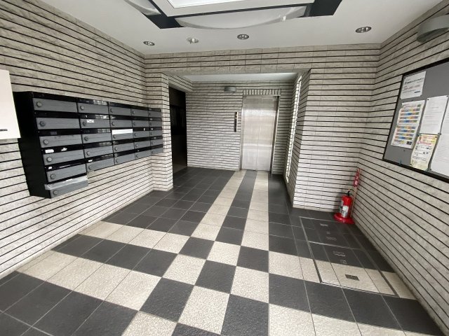 27/30 エントランス