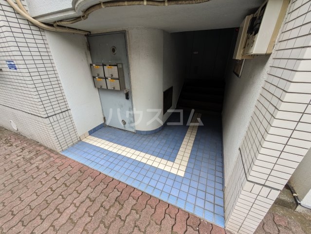 24/30 エントランス