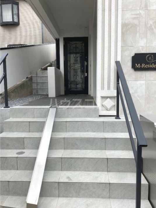 18/23 エントランス