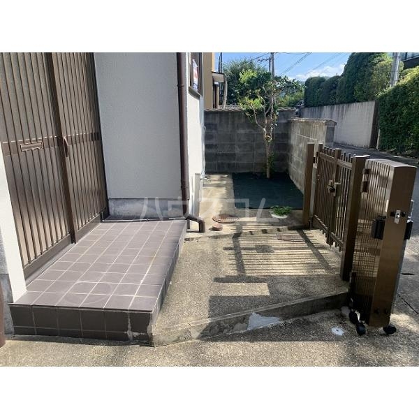 19/30 エントランス