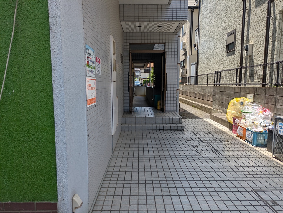 27/30 エントランス