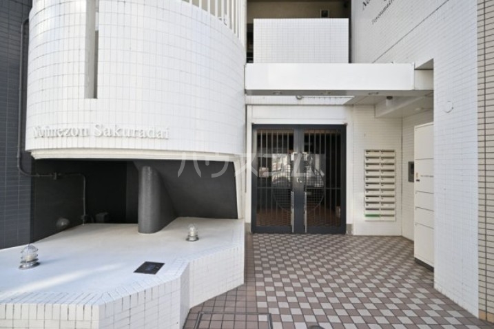 25/27 エントランス