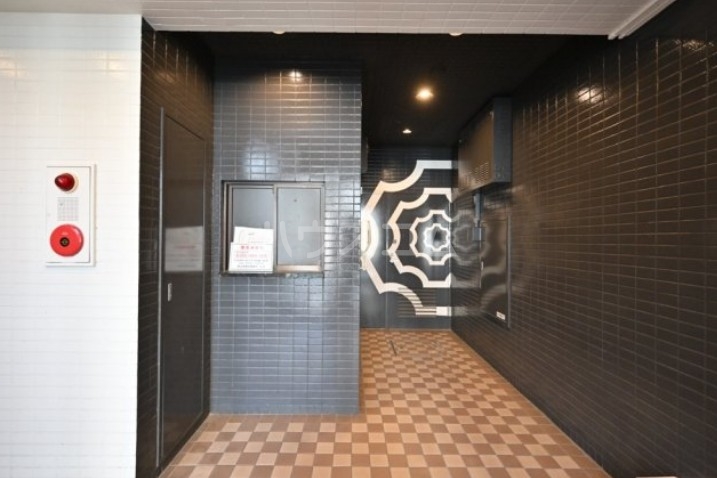 26/27 エントランス