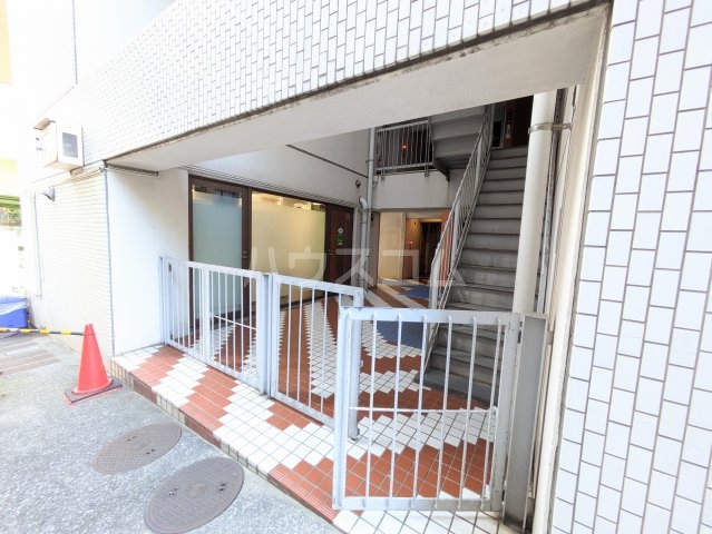 27/30 エントランス