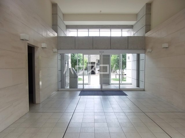 16/23 エントランス