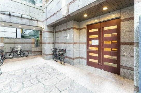 18/27 エントランス