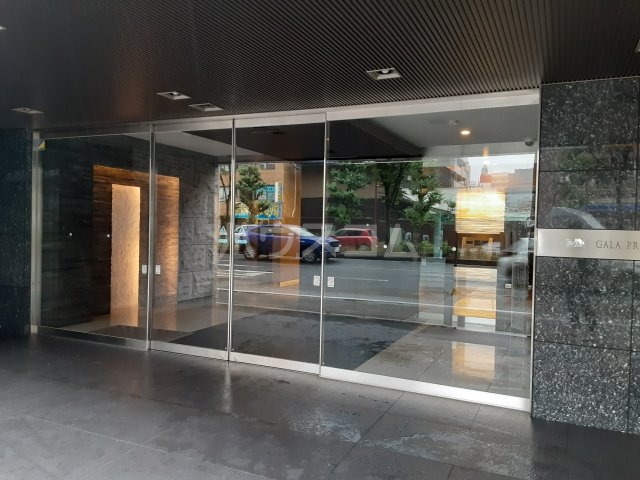 20/21 エントランス