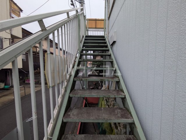 27/30 エントランス