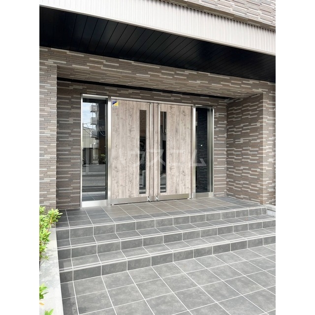 13/18 エントランス