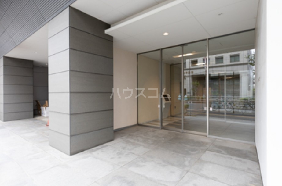 18/27 エントランス