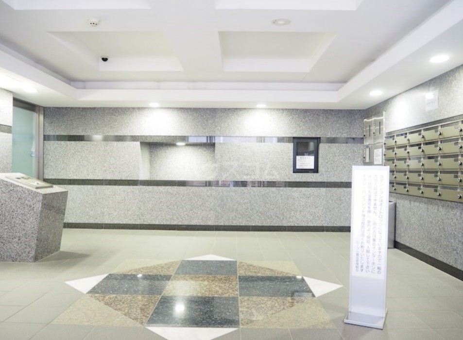 18/28 エントランス