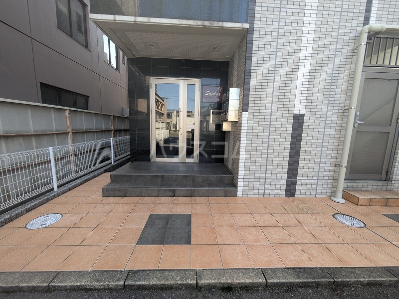 28/30 エントランス