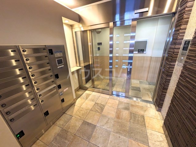 27/28 エントランス