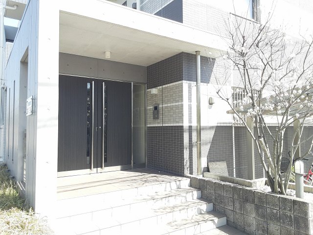 26/30 エントランス