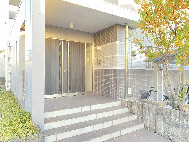 27/30 エントランス