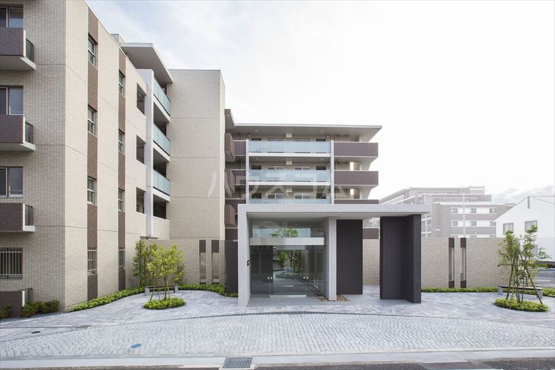 27/29 エントランス