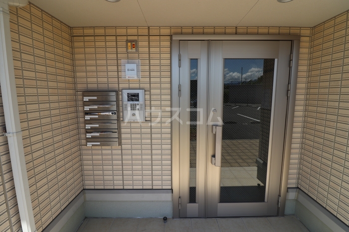 13/18 エントランス