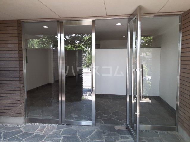 26/30 エントランス