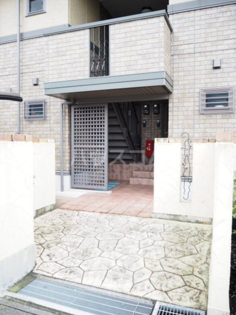 19/30 エントランス