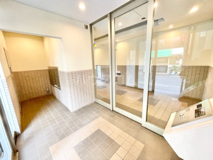 16/23 エントランス